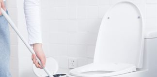 Nhà vệ sinh bị ố vàng, phải làm sao?