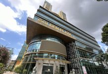 Vệ sinh kính toà nhà Golden Plaza TP Hồ Chí Minh